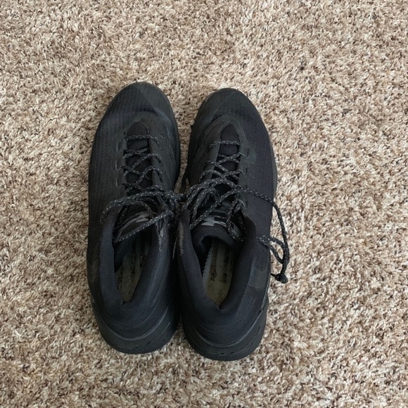 Basketball shoes - Picture 3 of 5